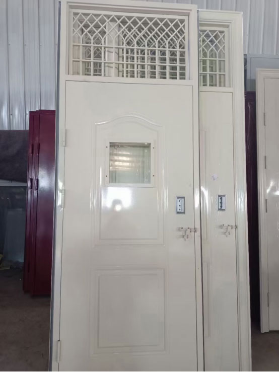 北泉镇学校教室门