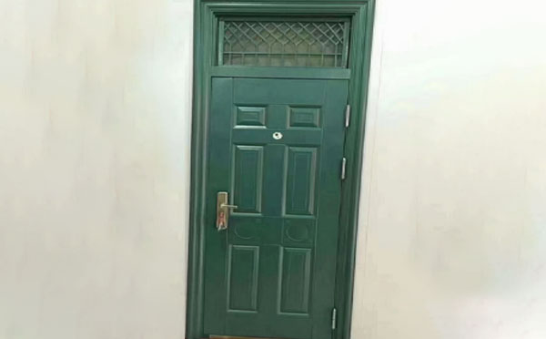 北泉镇学校教室门