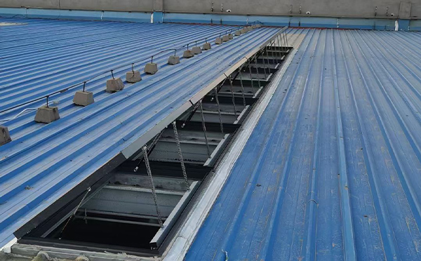 某城市大型商业综合体中庭北泉镇排烟窗工程